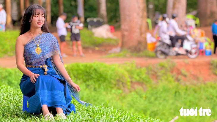 Giới trẻ đổ về Ao Bà Om thuê trang phục Khmer chụp ảnh sau khi ca sĩ Phương Mỹ Chi gây sốt - Ảnh 5.