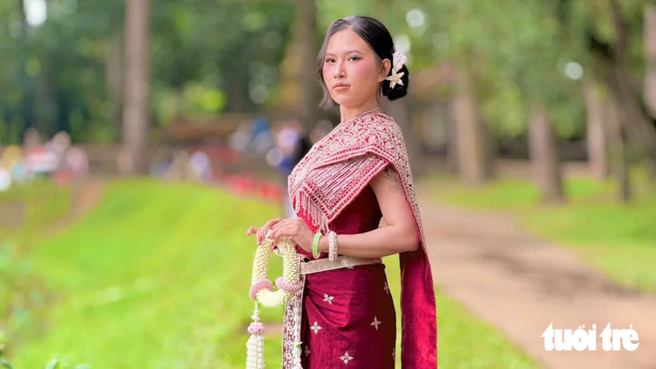 Giới trẻ đổ về Ao Bà Om thuê trang phục Khmer chụp ảnh sau khi ca sĩ Phương Mỹ Chi gây sốt - Ảnh 4.