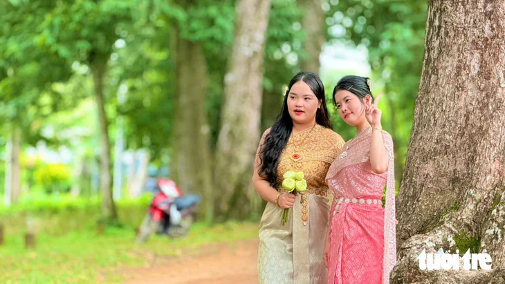 Giới trẻ đổ về Ao Bà Om thuê trang phục Khmer chụp ảnh sau khi ca sĩ Phương Mỹ Chi gây sốt - Ảnh 3.