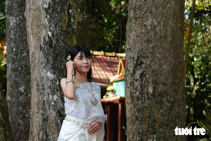 Giới trẻ đổ về Ao Bà Om thuê trang phục Khmer chụp ảnh sau khi ca sĩ Phương Mỹ Chi gây sốt - Ảnh 2.
