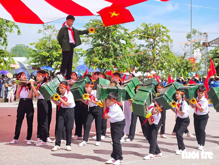 Đội hình thiếu nhi 400 em một xóm duyệt nghi thức đội 'gây sốt' - Ảnh 11.