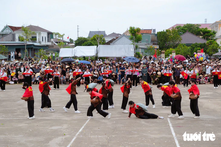 Đội hình thiếu nhi 400 em một xóm duyệt nghi thức đội 'gây sốt' - Ảnh 12.
