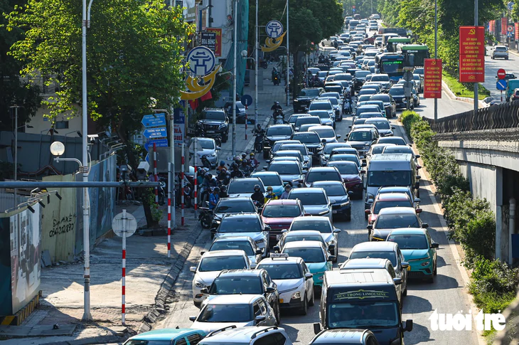 Người dân đội nắng trên đường trở lại Hà Nội sau kỳ nghỉ lễ, dòng xe kẹt cứng ở cầu Vĩnh Tuy - Ảnh 6.