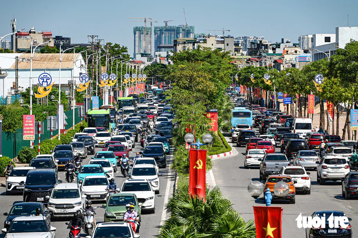 Người dân đội nắng trên đường trở lại Hà Nội sau kỳ nghỉ lễ, dòng xe kẹt cứng ở cầu Vĩnh Tuy - Ảnh 7.