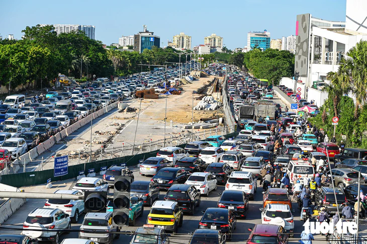 Người dân đội nắng trên đường trở lại Hà Nội sau kỳ nghỉ lễ, dòng xe kẹt cứng ở cầu Vĩnh Tuy - Ảnh 8.