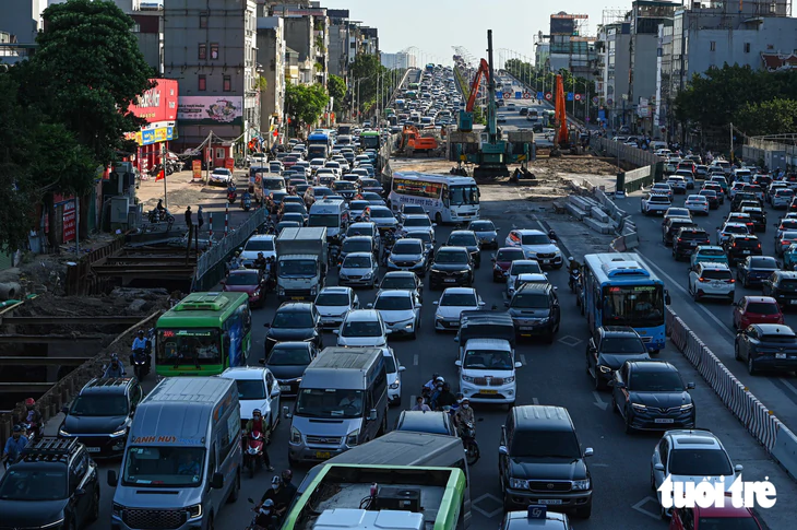 Người dân đội nắng trên đường trở lại Hà Nội sau kỳ nghỉ lễ, dòng xe kẹt cứng ở cầu Vĩnh Tuy - Ảnh 9.