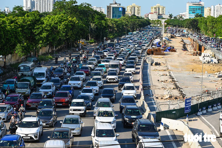Người dân đội nắng trên đường trở lại Hà Nội sau kỳ nghỉ lễ, dòng xe kẹt cứng ở cầu Vĩnh Tuy - Ảnh 10.