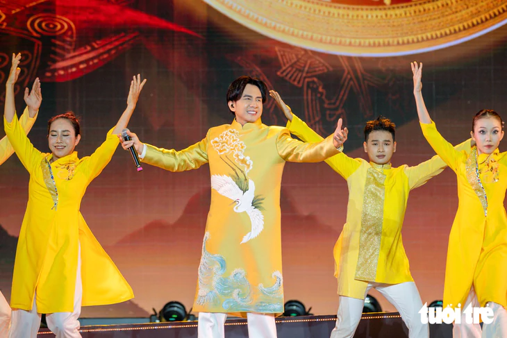 Tạ Minh Tâm, Đan Trường, Isaac, Trang Pháp hát mừng Quốc khánh 2-9 - Ảnh 4.