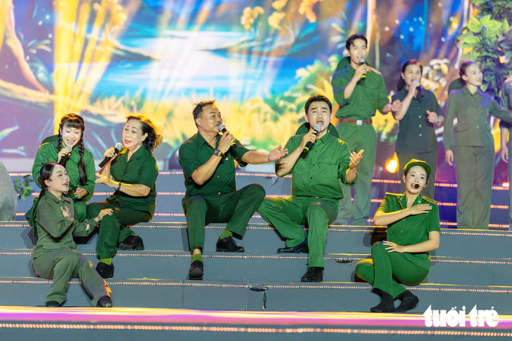 Tạ Minh Tâm, Đan Trường, Isaac, Trang Pháp hát mừng Quốc khánh 2-9 - Ảnh 8.