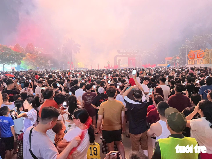 Pháo hoa Quốc khánh 2026 rực rỡ trên bầu trời Hà Nội và TP . HCM - Ảnh 7.