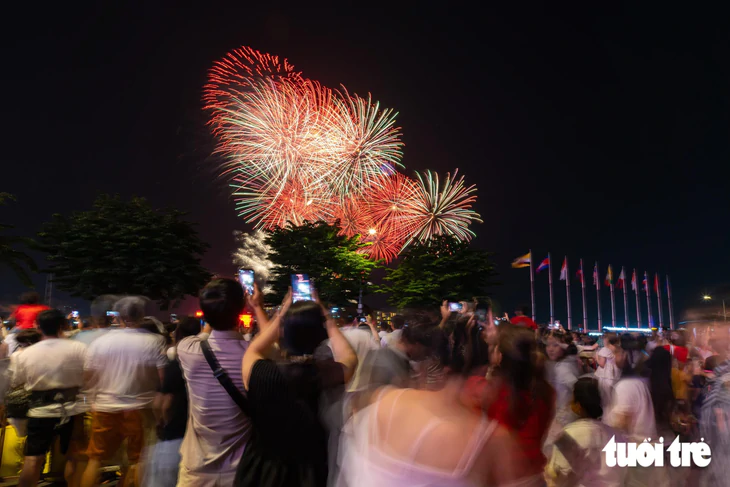 Pháo hoa Quốc khánh 2026 rực rỡ trên bầu trời Hà Nội và TP . HCM - Ảnh 12.