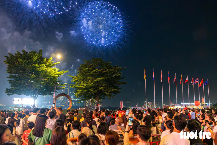 Pháo hoa Quốc khánh 2026 rực rỡ trên bầu trời Hà Nội và TP . HCM - Ảnh 17.