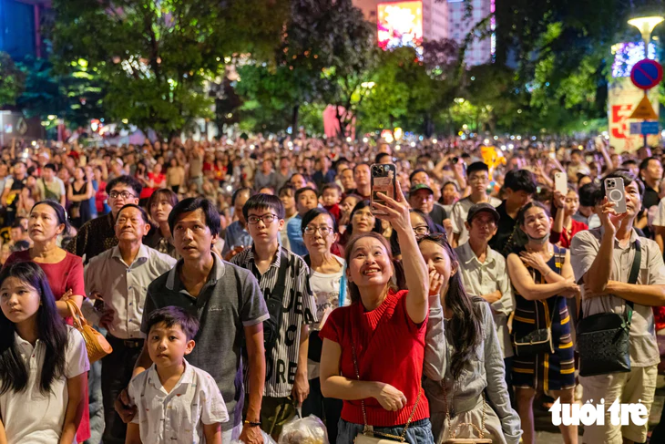 Pháo hoa Quốc khánh 2026 rực rỡ trên bầu trời Hà Nội và TP . HCM - Ảnh 18.