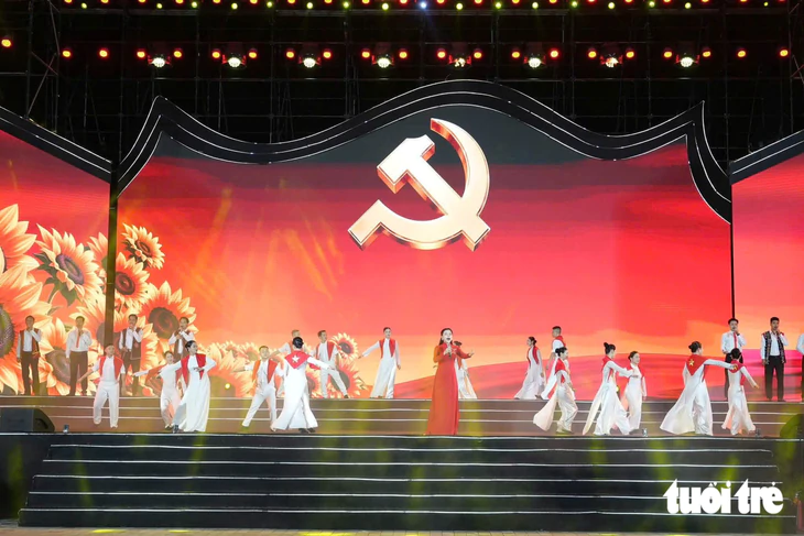 Pháo hoa Quốc khánh 2026 rực rỡ trên bầu trời Hà Nội và TP . HCM - Ảnh 25.