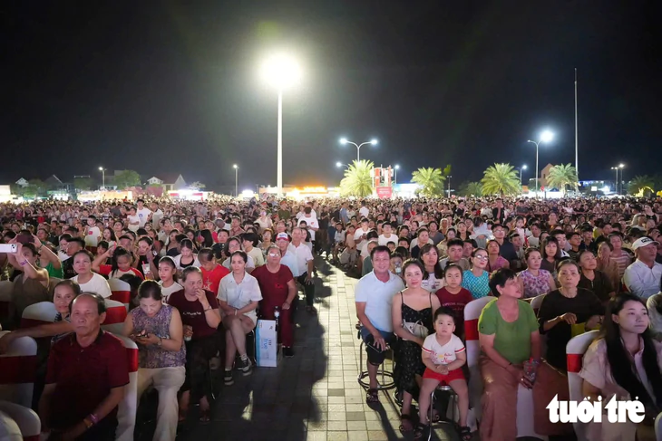 Pháo hoa Quốc khánh 2026 rực rỡ trên bầu trời Hà Nội và TP . HCM - Ảnh 26.