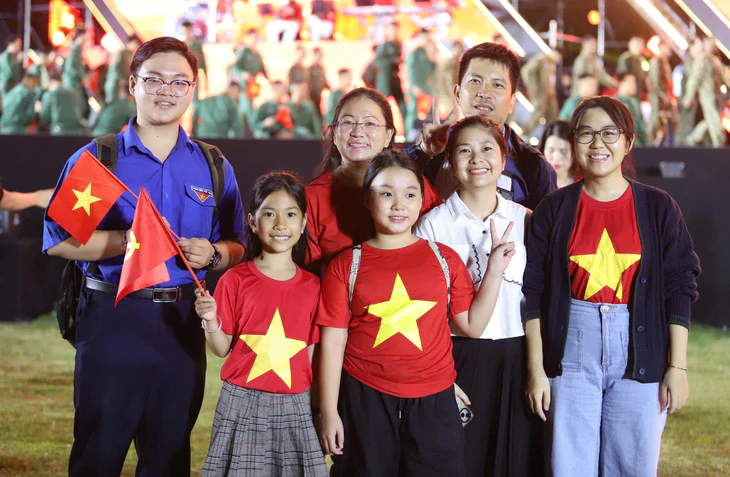 Tết độc lập cho con: Gieo lòng yêu nước qua áo cờ đỏ sao vàng - Ảnh 4.