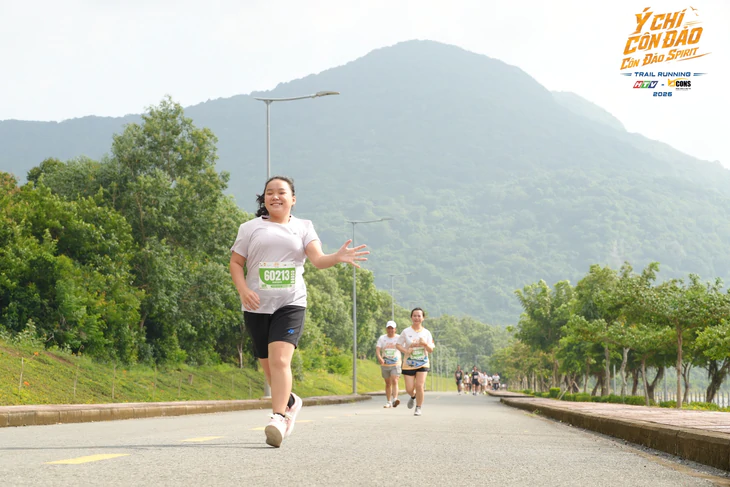 Tết độc lập cho con: Gieo lòng yêu nước qua áo cờ đỏ sao vàng - Ảnh 2.