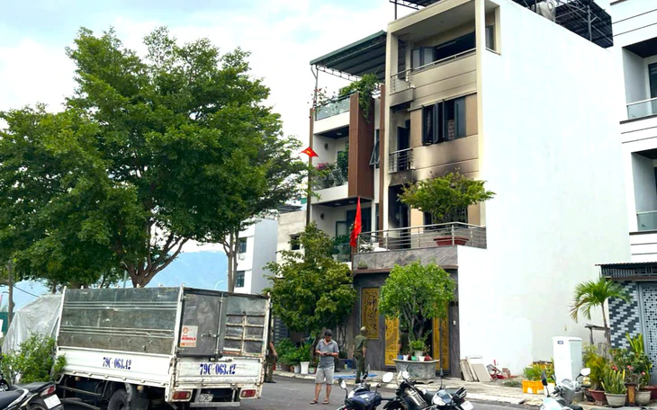 Từ vụ cháy 2 người chết nghi do sạc điện thoại dẫn đến chập điện: Cảnh báo thói quen sạc điện thoại không đúng cách - Ảnh 3.