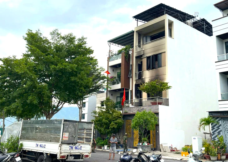 Vụ cháy 4 tầng trong khu đô thị ở Nha Trang: 2 phụ nữ tiên lượng nặng - Ảnh 1.