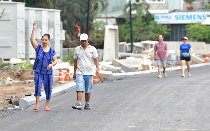 Đường ven rạch Xuyên Tâm đã thông, bảo vệ trường Đại học Văn Lang chặn đường nói chưa được đi - Ảnh 4.