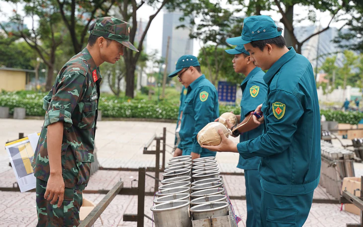 Rực rỡ sắc đỏ chờ đón pháo hoa mừng Quốc khánh - Ảnh 14.