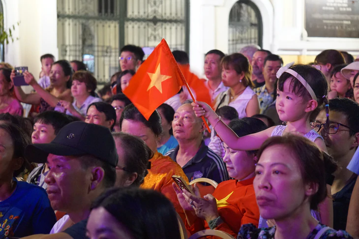 Khách Tây khách ta chen chân xem hát mừng ‘mùa thu độc lập’ bên hồ Gươm đêm Quốc khánh - Ảnh 4.