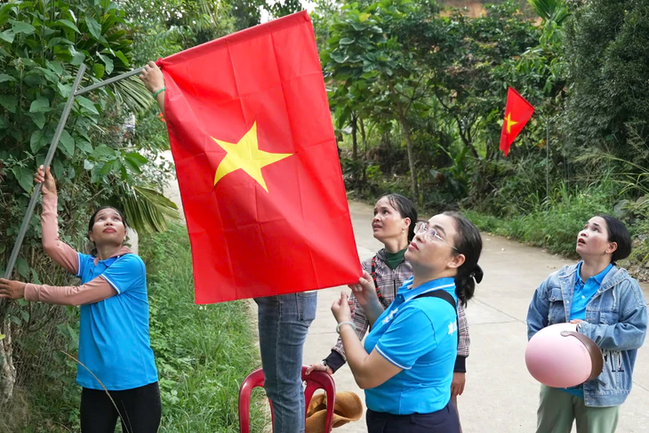 Phụ nữ Đà Nẵng làm rực những 'Đường cờ Tổ quốc' - Ảnh 1.