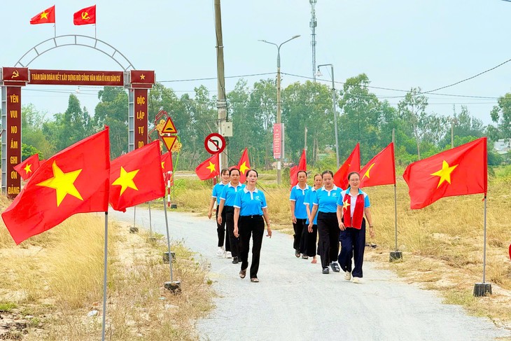 Phụ nữ Đà Nẵng làm rực những 'Đường cờ Tổ quốc' - Ảnh 8.