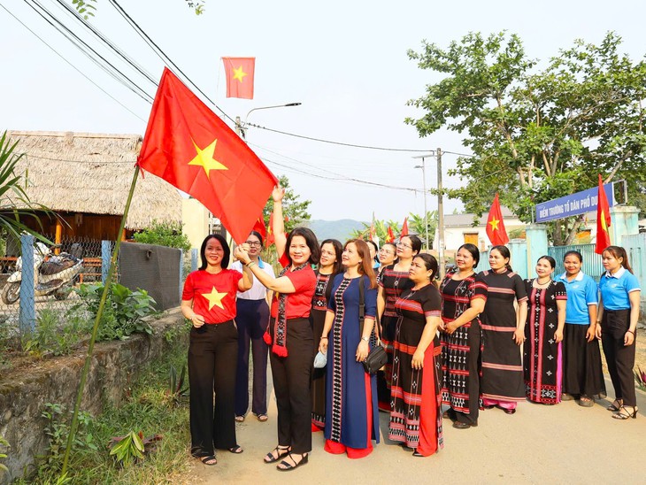 Phụ nữ Đà Nẵng làm rực những 'Đường cờ Tổ quốc' - Ảnh 3.