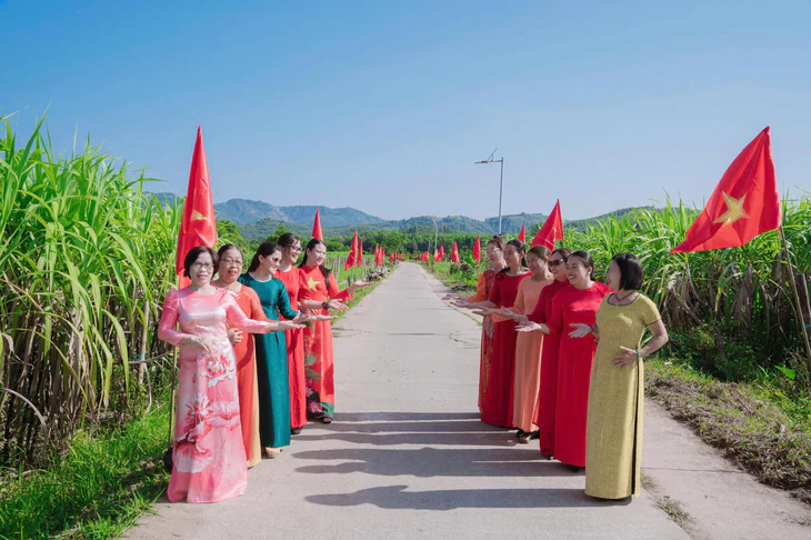 Phụ nữ Đà Nẵng làm rực những 'Đường cờ Tổ quốc' - Ảnh 6.