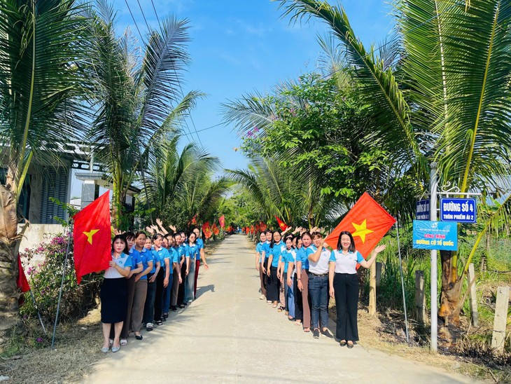 Phụ nữ Đà Nẵng làm rực những 'Đường cờ Tổ quốc' - Ảnh 12.