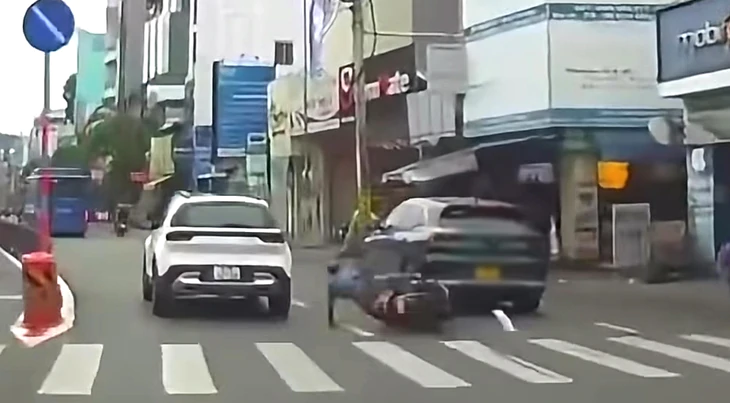 Mời tài xế taxi ép ngã xe máy ở phường Bình Thạnh lên làm việc - Ảnh 1.