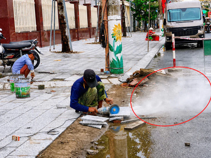 Làm vỉa hè, cắt đá granit dưới lòng đường: Người dân đi đường hứng đủ khói bụi - Ảnh 1.