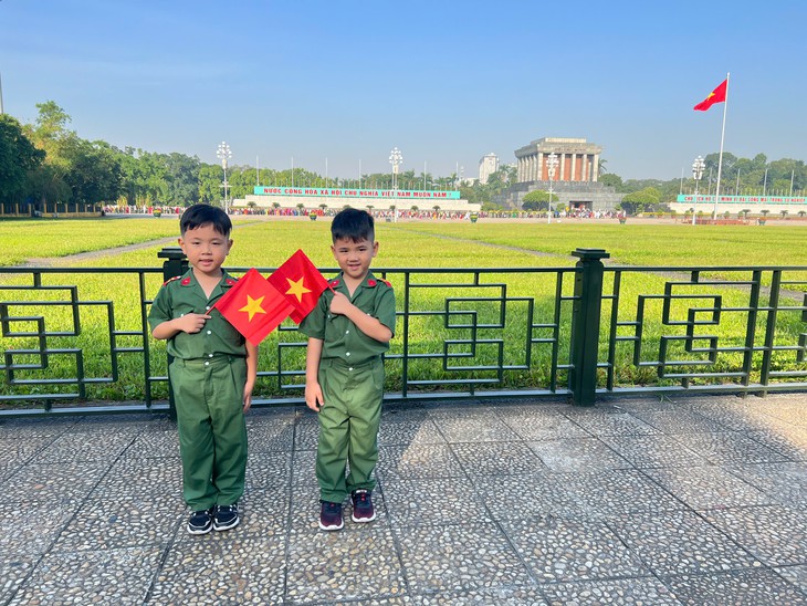 Tết độc lập cho con: Gieo lòng yêu nước qua áo cờ đỏ sao vàng - Ảnh 11.