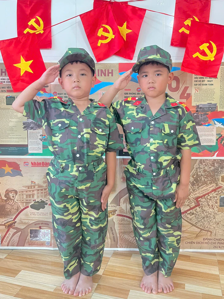 Tết độc lập cho con: Gieo lòng yêu nước qua áo cờ đỏ sao vàng - Ảnh 10.