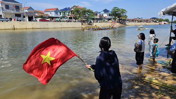 Có gì ở hội đua thuyền quê Đại tướng Võ Nguyên Giáp mà cả chục ngàn người kéo đến cổ vũ? - Ảnh 3.