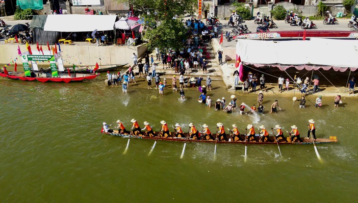Có gì ở hội đua thuyền quê Đại tướng Võ Nguyên Giáp mà cả chục ngàn người kéo đến cổ vũ? - Ảnh 6.