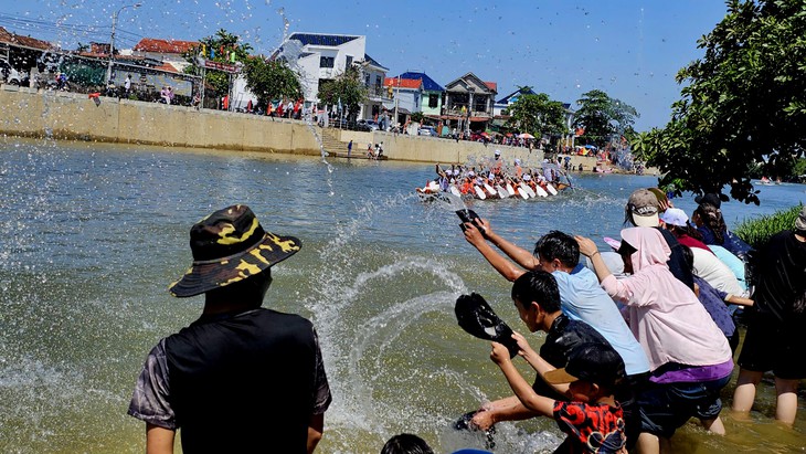 Có gì ở hội đua thuyền quê Đại tướng Võ Nguyên Giáp mà cả chục ngàn người kéo đến cổ vũ? - Ảnh 4.