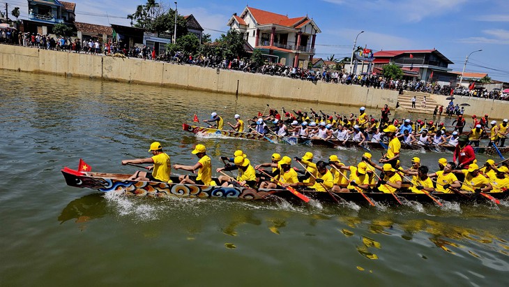 Có gì ở hội đua thuyền quê Đại tướng Võ Nguyên Giáp mà cả chục ngàn người kéo đến cổ vũ? - Ảnh 1.