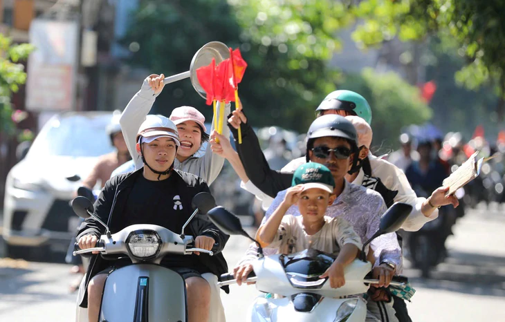 Có gì ở hội đua thuyền quê Đại tướng Võ Nguyên Giáp mà cả chục ngàn người kéo đến cổ vũ? - Ảnh 5.