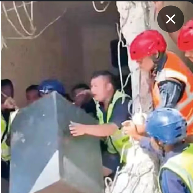 Lũ cuốn phăng nhiều két sắt chứa tiền, vàng của ít nhất 20 ngân hàng Nepal - Ảnh 1.