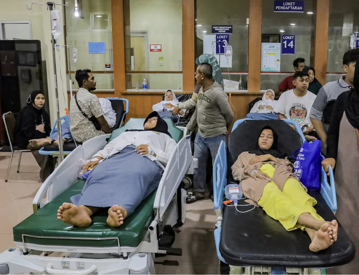 Hơn 500 học sinh Indonesia bị ngộ độc thực phẩm, lại nghi do chương trình 'bữa ăn miễn phí' - Ảnh 1.
