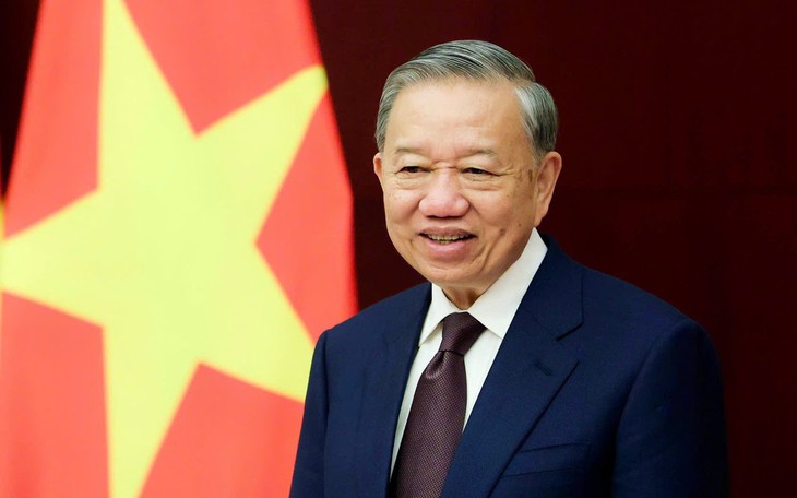 Lần đầu tiên cờ Việt Nam tỏa sáng trên Tòa thị chính Perth của Úc, mừng 81 năm Quốc khánh - Ảnh 1.