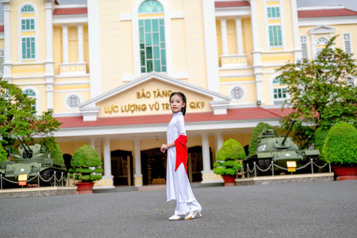 Tết độc lập cho con: Gieo lòng yêu nước qua áo cờ đỏ sao vàng - Ảnh 15.