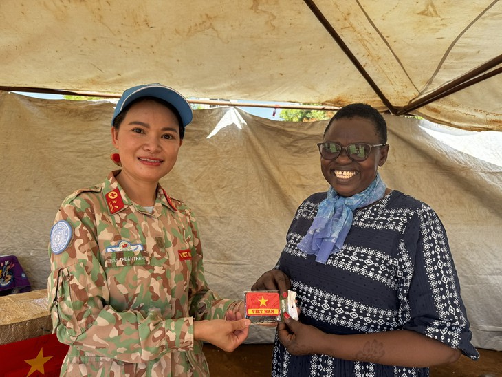 Lính mũ nồi xanh Việt Nam trao yêu thương đến trẻ em Nam Sudan trước ngày về nước - Ảnh 1.