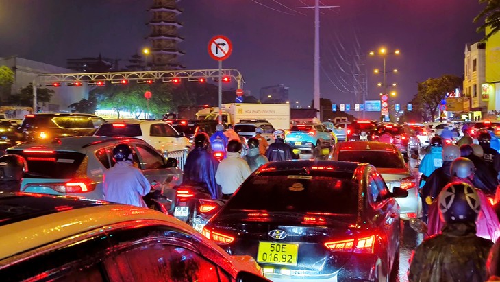 Kẹt ngã tư Phạm Văn Đồng - Phan Văn Trị, cần tính cầu vượt? - Ảnh 2.