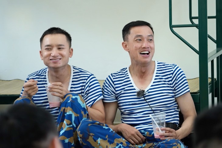Quốc Trường ở 'Sao Nhập Ngũ': Lộ mặt mộc gây sốt, mất sạch nết công tử  - Ảnh 2.