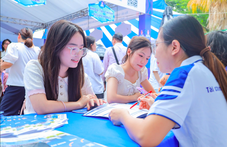'Thay đổi trong tuyển sinh phải báo trước ít nhất 3 năm để đảm bảo công bằng'   - Ảnh 2.