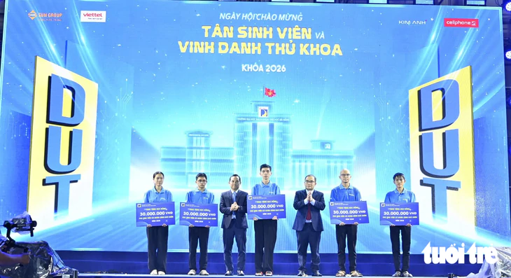Bách khoa Đà Nẵng trao học bổng cho 4 tân sinh viên được Tuổi Trẻ giới thiệu - Ảnh 1.