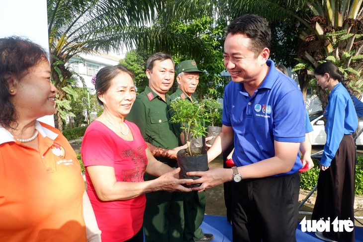 Tuổi trẻ TP.HCM ra quân làm sạch môi trường, thực hiện Ngày Chủ nhật xanh lần thứ 168 - Ảnh 1.